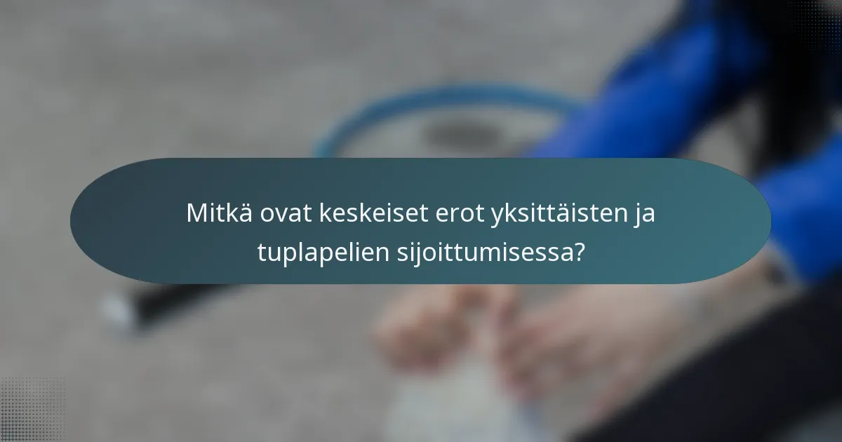 Mitkä ovat keskeiset erot yksittäisten ja tuplapelien sijoittumisessa?
